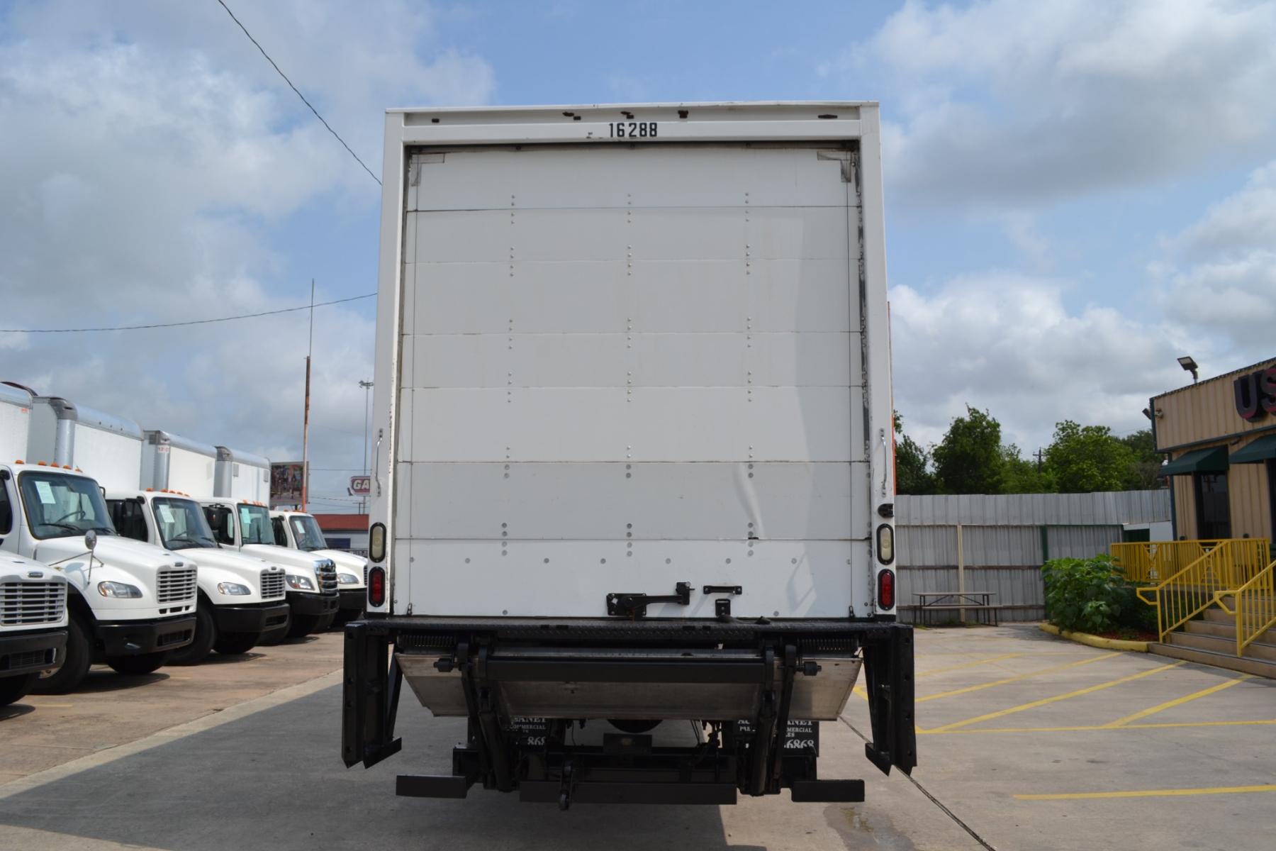 2017 WHITE /BLACK FREIGHTLINER M2-106 with an CUMMINS ISB 6.7L 240HP engine, ALLISON 2100HS AUTOMATIC transmission, located at 9172 North Fwy, Houston, TX, 77037, (713) 910-6868, 29.887470, -95.411903 - 26,000LB GVWR NON CDL, 26FT BOX, 13FT CLEARANCE , 103" X 102", MAXON 3,500LB CAPACITY ALUMINUM LIFT GATE, DUAL 50 GALLON FUEL TANKS,SPRING RIDE - Photo #5